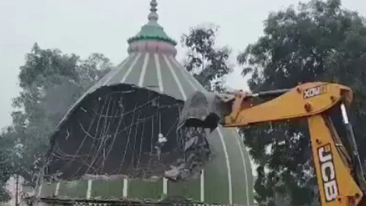 bulldozer action 50 years old illegal mazaar deoria in uttar pradesh- यूपी की इस 50 साल पुरानी मजार पर चला बुलडोजर, भारी संख्या में पुलिस बल रहा तैनात, सपा ने उठाए सवाल तो बीजेपी बोली... | Jansatta