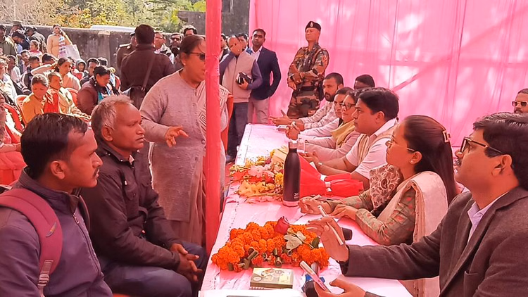 Khunti People Submitted Applications At Agriculture Minister Shilpi Tirkey's Public Grievance Redressal Camp - Jharkhand News