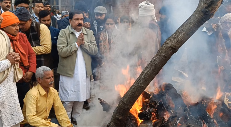 Maharani Kamsundari Devi's Funeral Nephew Ratneshwar Performed Last Rites Prince Kapileshwar Singh Not Attend - Bihar News