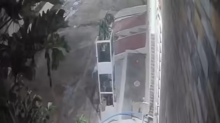 Viral Video:आधी रात को अचानक फटी धरती और आ गया पानी का सैलाब, वायरल वीडियो देखकर कांप जाएगी रूह - Gwalior Earth Cracked Open At Midnight Without Earthquake  Flood Erupted In Colony Moment Captured In Cctv