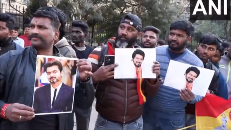 'इसमें उनकी गलती नहीं'; करूर भगदड़ मामले में फैंस ने किया विजय का बचाव, सपोर्ट में सीबीआई दफ्तर के बाहर जुटे - Vijay Thalapathy Appear Before Cbi Office In Delhi For Probe Into Karur Stampede Fans Also Gathered Outside