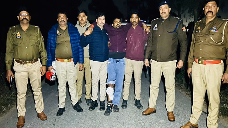 Etawah:पुलिस और कार सवार बदमाशों के बीच मुठभेड़, एक घायल, एक आरोपी मौके से फरार - Etawah: Encounter With Criminals In A Car; One Injured, One Suspect Escapes