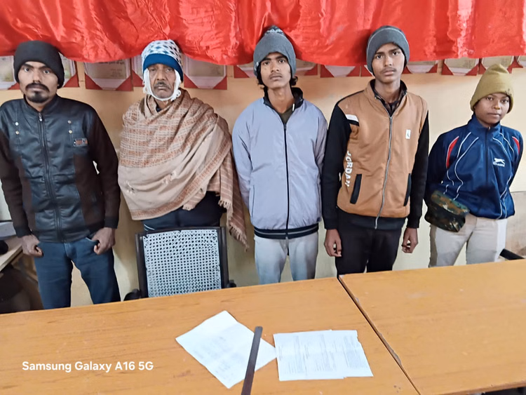 Munger: Minor Sisters Shown Obscene Video At Anganwadi Center: Four Accused Arrested, Father-uncle Attacked - Bihar News - आंगनबाड़ी केंद्र में नाबालिग बहनों को दिखाया अश्लील वीडियो:चार आरोपी गिरफ्तार, पिता-चाचा पर जानलेवा हमला