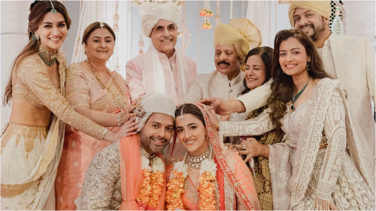 क्रिश्चियन ही नहीं, हिंदू रीति से रचाई नूपुर सेनन-स्टेबिन ने शादी; लाल जोड़े में खूबसूरत लगीं कृति सेनन की बहन - Kriti Sanon Sister Nupur Sanon Got Married With Stebin Ben With Hindu Rituals Couple Shares Wedding Photos