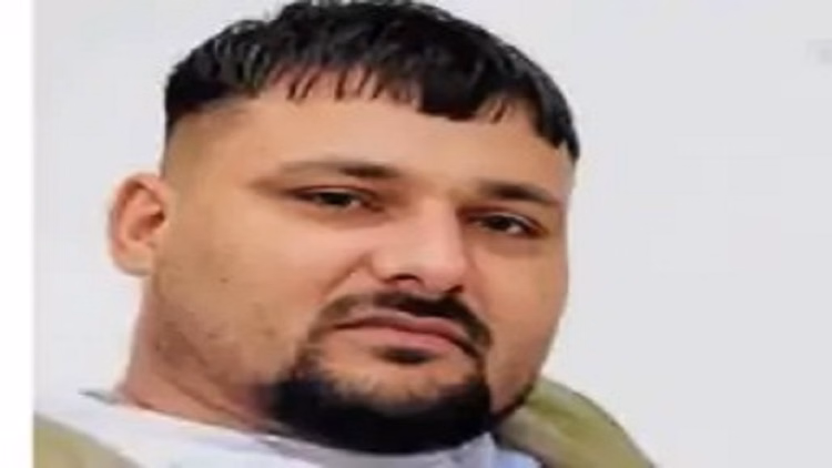 अमेरिका से 16 दिन बाद पहुंचा टिंकू का शव:सड़क हादसे में हुई थी मौत, शेरगढ़ गांव में हुआ अंतिम संस्कार - The Youth Last Rites Were Performed In Shergarh Village