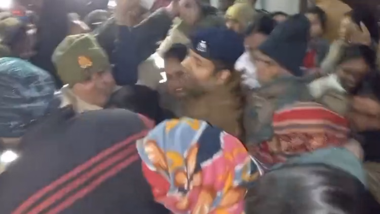 कपसाड़ कांड:आशा ज्योति केंद्र से कड़ी सुरक्षा में घर के लिए रवाना हुई रूबी, साथ में चली पुलिस की गाड़ियां - Kapsaad Incident: Ruby Left For Home From Asha Jyoti Center Under Tight Security, Police Vehicles Accompanied