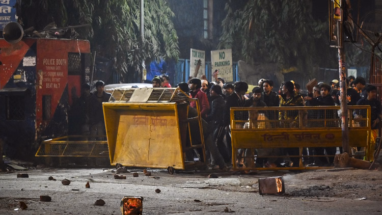 तुर्कमान गेट हिंसा:दिल्ली पुलिस ने अमरोहा में दी दबिश, यूट्यूबर की तलाश... हिंसा भड़काने का आरोप - Turkman Gate Violence: Delhi Police Raid Amroha, Searching For Youtuber