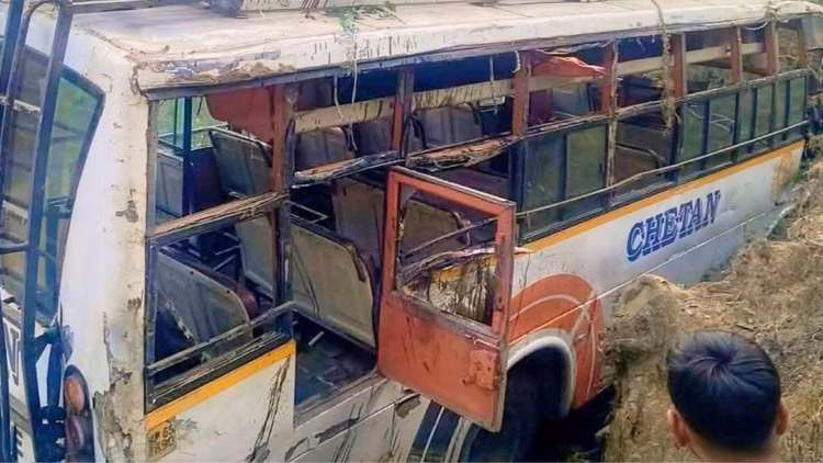 सुंदरनगर के चरखड़ी में हादसा:स्टार्ट कर उतर गया चालक, अचानक चलने से खाई में गिरी बस, महिला की मौत, तीन घायल - Accident In Charkhadi Sundarnagar Driver Started And Got Off Bus Fell Into Ditch Woman Died Three Injured