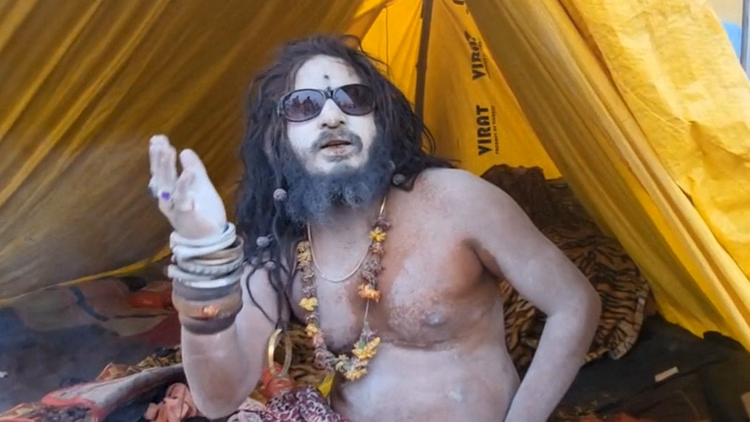 Prayagraj Magh Mela :माघ मेले में सेंट वाले बाबा की धूम, रेती पर बांट रहे हैं भक्ति रस - Prayagraj Magh Mela: Saint Baba Is Making Waves At The Magh Mela, Distributing Devotional Essence On The Sand.