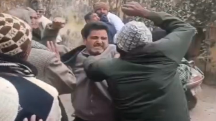 Bijnor:कांग्रेस अल्पसंख्यक प्रकोष्ठ के जिलाध्यक्ष और झालू नगर अध्यक्ष के बीच चले लात-घूंसे, देखें वीडियो - Bijnor: Kicking And Punching Took Place Between Minority Cell District President And Jhalu City President