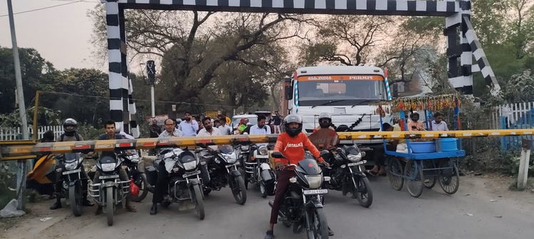Amethi:नशे में धुत गेटमैन ने बिना वजह बंद कर दिया रेलवे फाटक... निलंबित, क्रॉसिंग के दोनों ओर लगा लंबा जाम - Amethi: Drunk Gatekeeper Closes Railway Gate Without Reason... Suspended