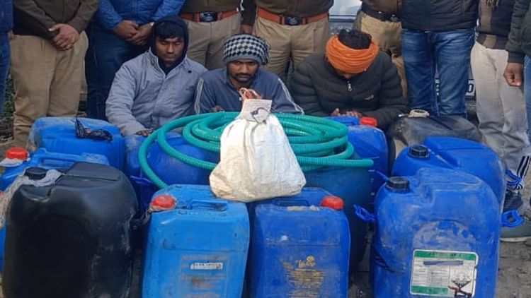 Kanpur:खड़ी मालगाड़ी से डीजल चोरी कर छिपाया, तीन आरोपी गिरफ्तार - Kanpur: Diesel Stolen From A Stationary Freight Train And Hidden; Three Accused Arrested