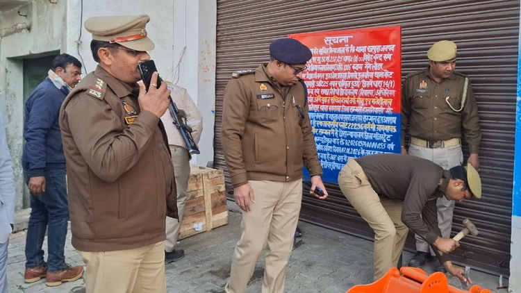 बीमा हड़पने के लिए हत्या:100 करोड़ से ज्यादा की ठगी, अंतरराज्यीय गिरोह पर एक्शन, 11.89 करोड़ की संपत्ति कुर्क - Sambhal: Murder Committed Claim Insurance; Fraud Worth Over 100 Crore , Assets Worth 11.89 Crore Seized