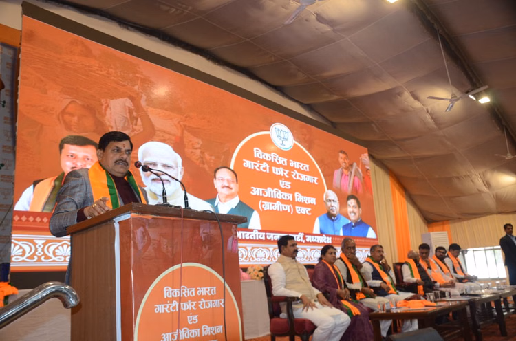 Mp News:सीएम डॉ. मोहन यादव का कांग्रेस पर तीखा हमला, बोले-गांधी के नाम पर राजनीति करने वाले ‘नकली गांधी - Mp News: Cm Dr. Mohan Yadav Launches A Scathing Attack On Congress, Calls Those Who Do Politics In Gandhi's Na