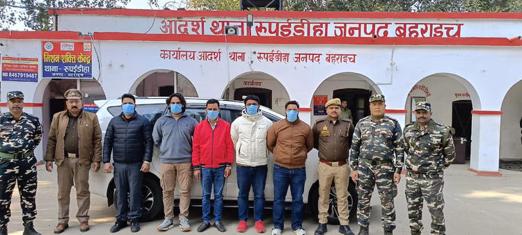 Bahraich:फर्जी सरकारी रुतबे के सहारे सीमा पार की साजिश नाकाम, लाल-नीली बत्ती लगी इनोवा सहित पांच गिरफ्तार - Bahraich: Cross-border Plot Using Fake Official Status Foiled, Five Arrested