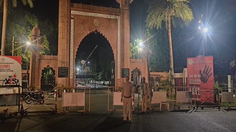 Amu:एसएन हॉल में मेडिकल छात्रा ने की खुदकुशी करने की कोशिश, मेडिकल में भर्ती, हालत नाजुक, पुलिस जांच में जुटी - Amu Medical Student Attempts Suicide