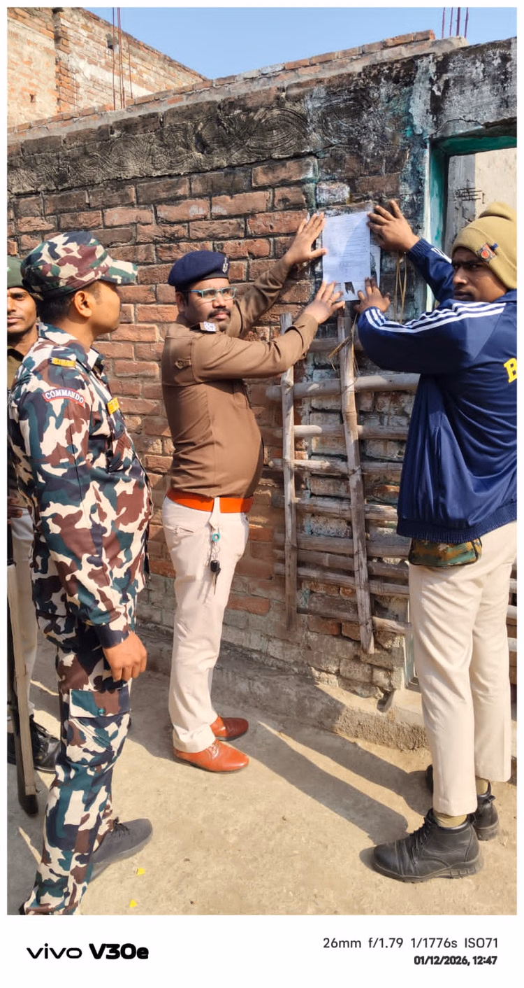 Chandan Wanted For 4 Years In Murder And Shooting Cases, Had His House Demolished Confiscation-seizure Action - Bihar News - Crime:हत्या-गोलीबारी मामलों में चार साल से वांछित चंदन के घर चला खंती-हथौड़ा, कुर्की-जब्ती की बड़ी कार्रवाई