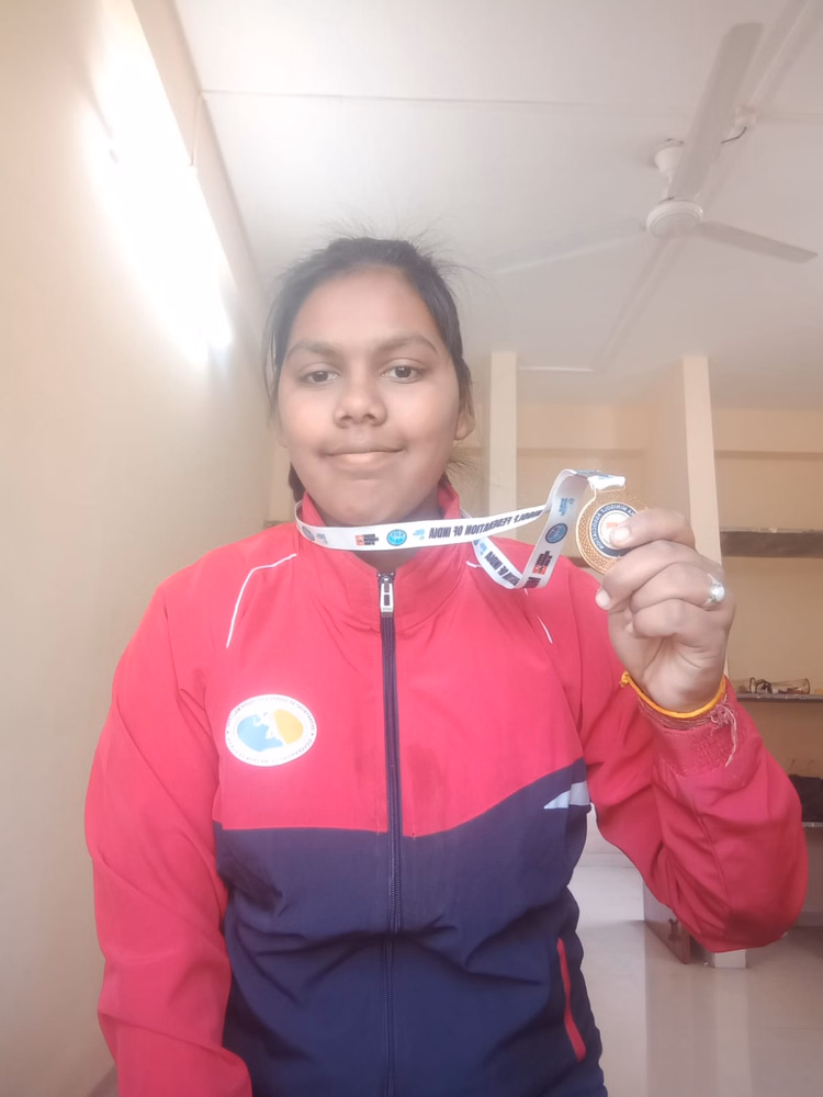 Sagar News: Daughter Wins Golf Gold Despite Hardships; Mother Borrows Money To Fuel Her Dreams - Madhya Pradesh News