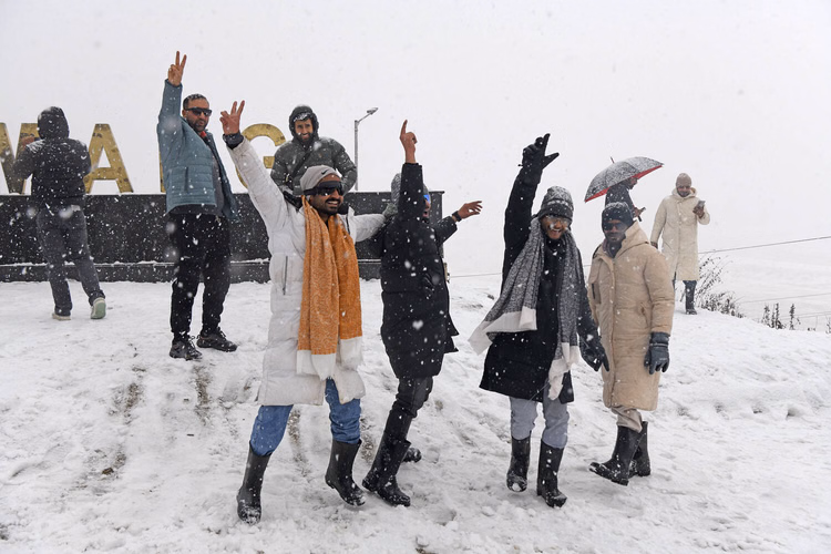 लद्दाख में चादर ट्रैक 20 तक बंद:जंस्कार नदी की बर्फ पिघलने के कारण लिया गया फैसला, नहीं जा सकेंगे पर्यटक - Chadar Trek In Ladakh Closed Until January 20 Decision Taken Due To Melting Of Ice On The Zanskar River Touris