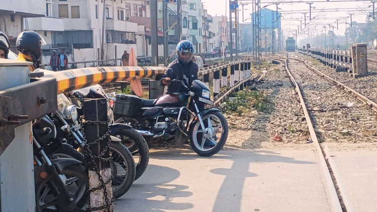 Up:बूम बैरियर से निकल क्रॉसिंग पार कर रहे लोग, स्टेशन पर भी नियमों की अनदेखी; हर माह दो से अधिक लोगों की मौत - People Crossing Railway Tracks Going Under Boom Barriers Rules Being Ignored At Station In Ghazipur