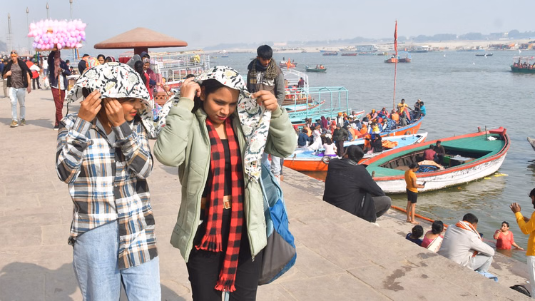 Varanasi Weather:अभी नहीं निकली ठंड की हवा, इस साल 6-6 घंटे में 11 डिग्री तक बदला पारा; धूप से पारा 24 डिग्री - Varanasi Weather Cold Winds Temperature Fluctuated By Up To 11 Degrees In 6-hour Intervals