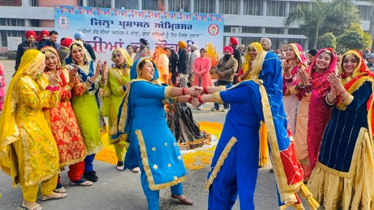 पंजाब में लोहड़ी की धूम:गली-गली ढोल की थाप पर जश्न की तैयारी, मूंगफली-पंतगों से पटे बाजार; देखें तस्वीरें   - Lohri 2026 Celebration In Punjab