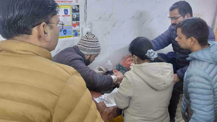 Uttarkashi News:भालू ने किया महिला पर हमला, बुरी तरह घायल, चिकित्सकों की सलाह पर किया गया हायर सेंटर रेफर - Bear Attacks Woman, Leaves Her Seriously Injured; Referred To A Higher Medical Center Uttarkashi Barkot