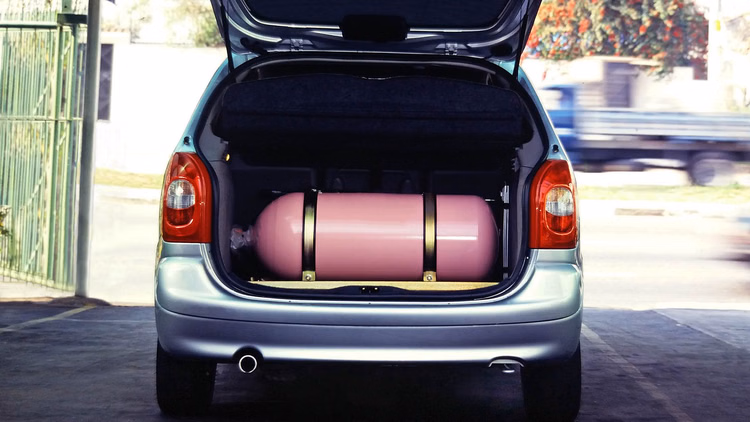 Car Tips:cng भरवाते समय गाड़ी से क्यों उतरना पड़ता है नीचे? जानें क्या है इसके पीछे की वजह - Car Tips: Why Drivers Must Step Out While Refueling Cng Know Reason