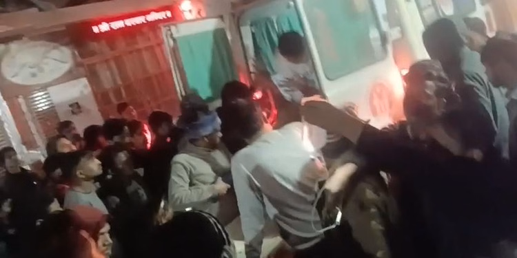 Etah:मोमबत्ती से लगी घर में आग...आग में झुलस गया पूरा परिवार, मां और दो मासूमों की हालत गंभीर - Etah Candle Fire Tragedy: Four Family Members Seriously Burnt Mother And Two Children Critical