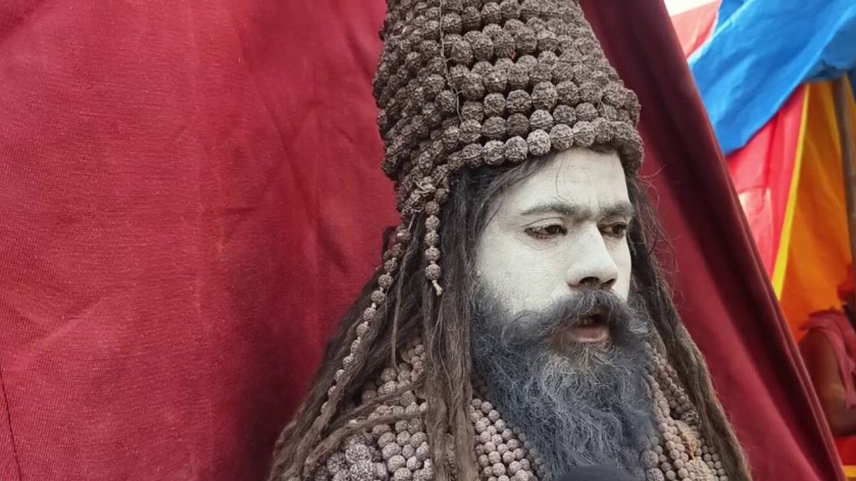 Magh Mela 2026: दिगंबर अजय गिरि की अद्भुत साधना, सिर पर धारण की 30 किलो की 11,000 रुद्राक्ष माला, जानें कौन हैं