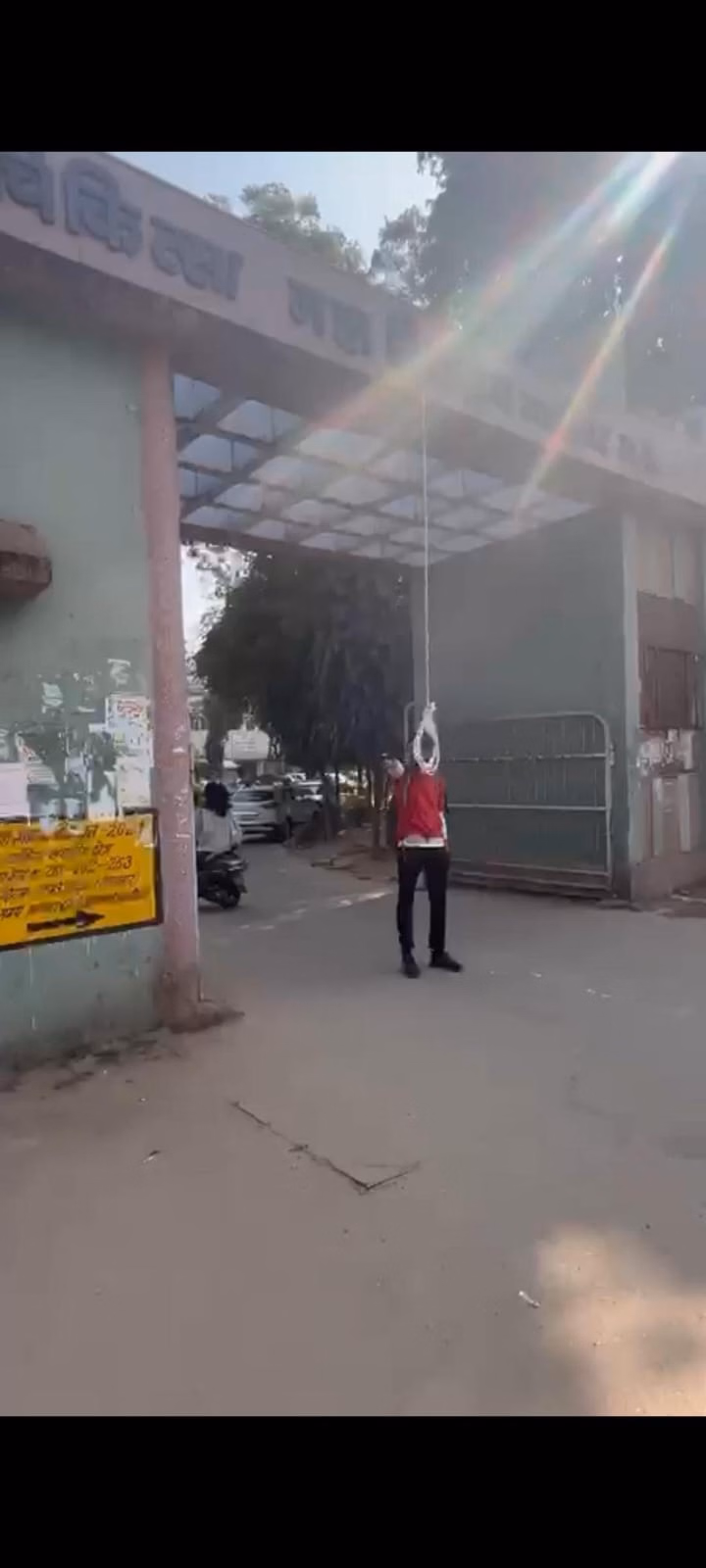 Gwalior News: Student Hangs Himself At The Main Gate Of Grmc Medical College. - Gwalior News