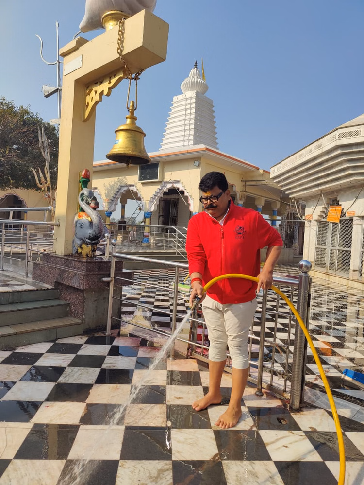 A Muslim Municipal Chairman Cleaned The Shiva Temple. - Madhya Pradesh News