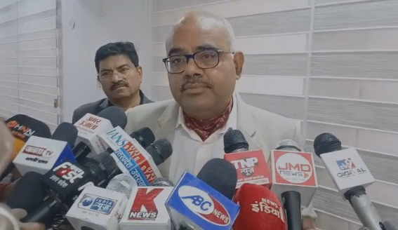 कानपुर मकर संक्रांति:डीएम ने देखी व्यवस्था, बोले- गंगा घाटों पर लगेंगे केज…कूड़ा उठान का होगा विशेष प्रबंध - Kanpur Makar Sankranti Dm Reviews Arrangements Says Cages Will Be Installed At Ganga Ghats