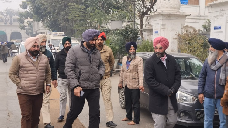 328 गायब स्वरूपों का मामला:sgpc कार्यालय अमृतसर और चंडीगढ़ पहुंची Sit, रिकॉर्ड खंगाल रही पुलिस - Case Of 328 Missing Copies Of Guru Granth Sahib Sit Reaches Sgpc Offices In Amritsar And Chandigarh