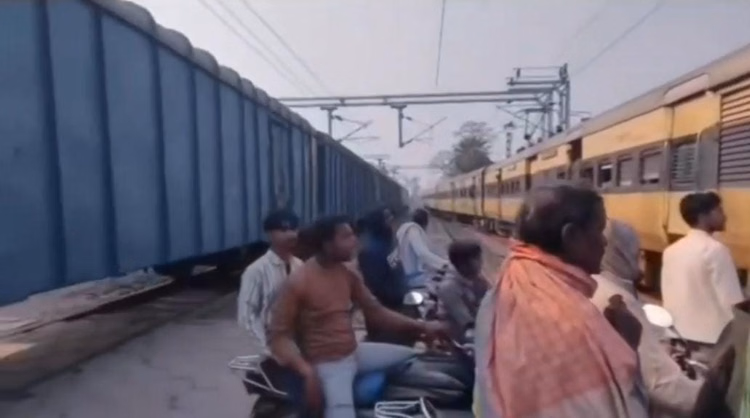 Major Accident Averted At Motipur Railway Crossing, Dozens Of Lives Saved Due To Loco Pilot's Alertness - Bihar News