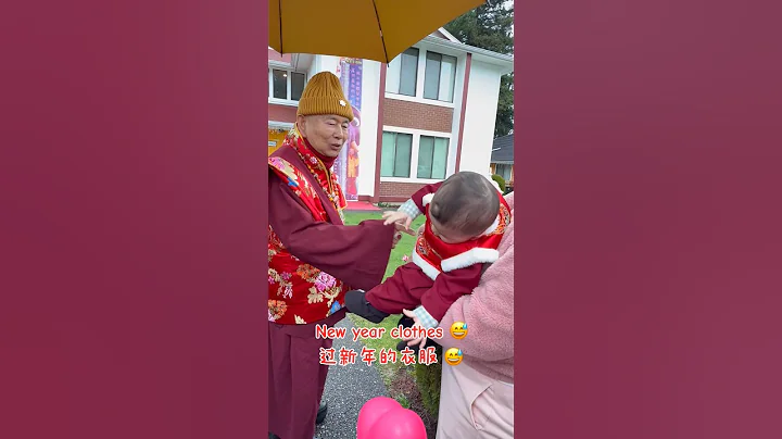 Ayrton wears Chinese New Year clothes Xiao Sheng wears innovative clothes for the Chinese New Year - English