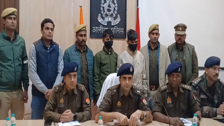 Aligarh News:फर्जी आधार कार्ड व जन्म-मृत्यु प्रमाण पत्र वाले दो अभियुक्त गिरफ्तार, साथी की तलाश जारी - Two Accused Arrested For Having Fake Aadhaar Card And Birth-death Certificate