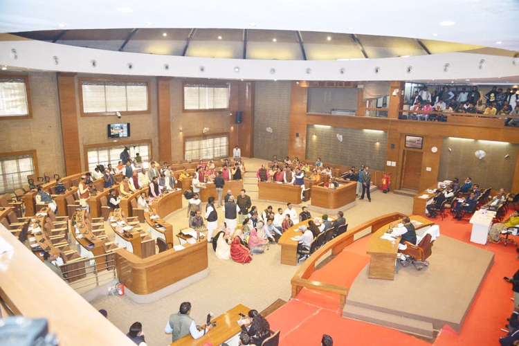 Bhopal News:bmc बैठक में हंगामा, गोमांस विवाद पर वॉकआउट, जानें कौन सी सेवाएं हुईं सस्ती - Bhopal: Chaos At Bmc Meeting, Walkout Over Beef Controversy, Proposals To Reduce Water Connection And Marriage