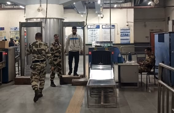 मेट्रो के आगे कूदी युवती:दिल्ली के नजफगढ़ स्टेशन पर मचा हड़कंप, माता-पिता भी मौके पर पहुंचे - Girl Jumped In Front Of Train At Najafgarh Metro Station