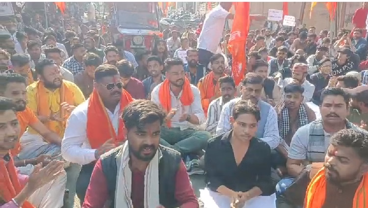 Bhopal News:भोपाल में गौमांस विवाद पर सड़क पर उतरा जय मां भवानी संगठन, स्लॉटर हाउस के डॉक्टर पर गिरी गाज - Bhopal News: The Jai Maa Bhavani Organization Took To The Streets In Bhopal Over The Beef Controversy; Action