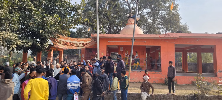 Bijnor:हनुमान मंदिर में कुत्ते ने की परिक्रमा, ग्रामीणों ने माना चमत्कार, उमड़ी श्रद्धालुओं की भीड़ - Bijnor: Dog Circling Hanuman Idol For Two Days In Nandpur Temple, Villagers Call It A Miracle