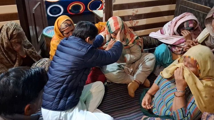 साहिल हत्याकांड:दीपेंद्र हुड्डा ने पोंछे विधवा मां के आंसू, डीसीपी को फोन कर दिया दो दिन का अल्टीमेटम - Deepender Hooda Met With Sahil Mother