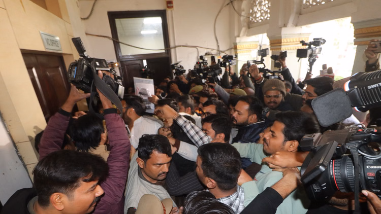 केजीएमयू विवाद:अल्टीमेटम बेअसर, न हुई एफआईआर ना होगी हड़ताल, प्रशासन ने मांगे घटना के सबूत - Kgmu Controversy: Ultimatum Ineffective, No Fir Filed, No Strike, Administration Demands Evidence Of Incident