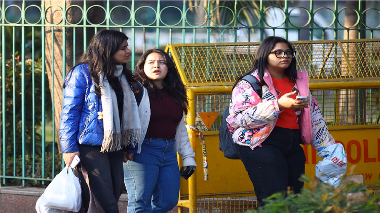 दिल्ली में सीजन का सबसे कम पारा:3°c पर कांपी राजधानी, शीतलहर का ऑरेंज अलर्ट जारी; जानें कब तक चलेगा यह दौर - Delhi Records Season S Lowest Temperature