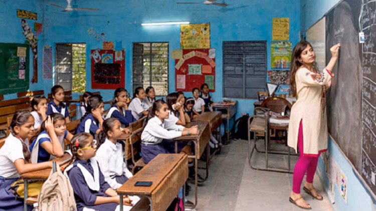 यूपी:हाईकोर्ट ने प्राथमिक शिक्षकों के किसी भी तरह के समायोजन पर लगाई रोक, जानिए पूरा मामला - Up: High Court Bans Any Adjustment Of Primary Teachers, Know The Full Story