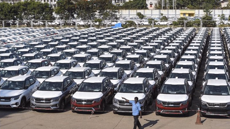Auto Sales:दिसंबर 2025 में कार बिक्री में रिकॉर्ड उछाल कैसे दर्ज हुआ? ऑटो सेक्टर को मिला बड़ा धक्का - Indian Carmakers Post Biggest Sales Jump Of 2025 In December On Tax Cuts Boost