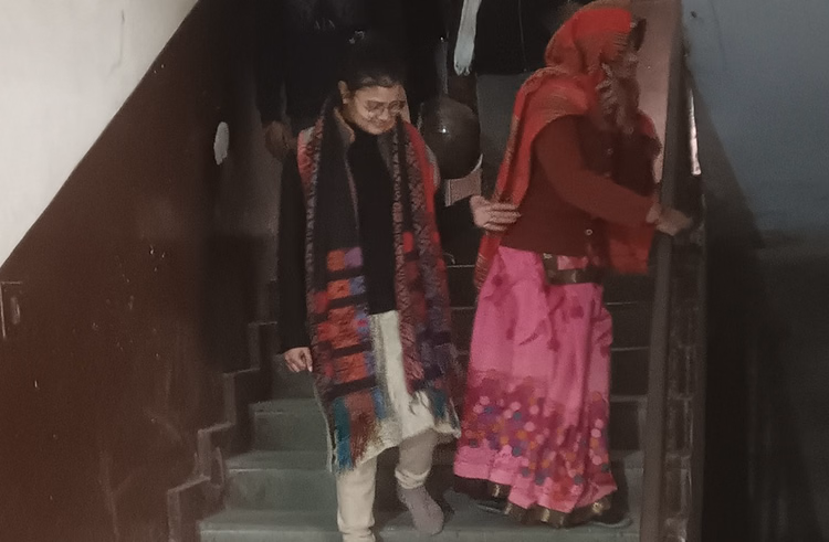 Up:1200 करोड़ की कमाई करता है रजिस्ट्री दफ्तर, फिर भी हालत खराब...यहां की सीढ़ियां देखकर ही लगता है डर - Revenue Office Turns Risky: Slippery Stairs Put Lives At Stake In Agra Registry Office