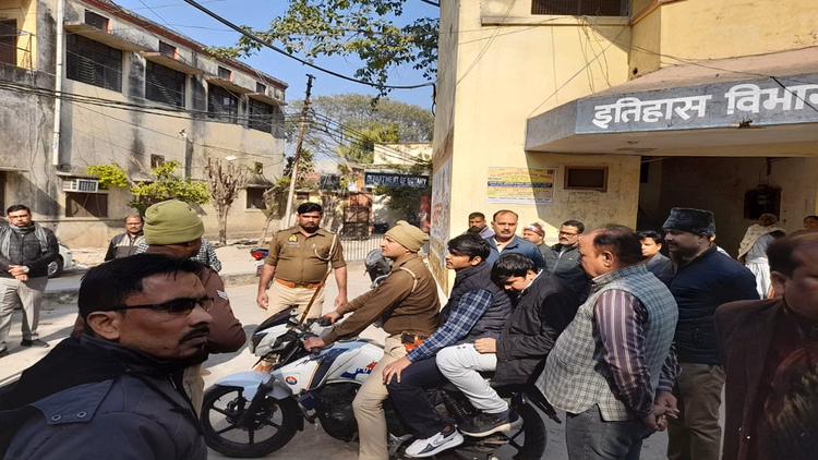 Bareilly:बरेली कॉलेज में एलएलबी परीक्षा के पहले दिन ही हंगामा, चीफ प्रॉक्टर ने थप्पड़ मारा तो भिड़ गए छात्र - Ruckus On The First Day Of The Llb Exams At Bareilly College