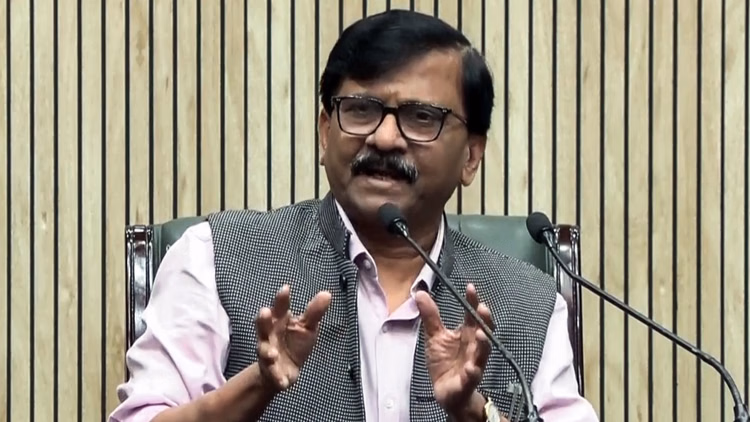 Maharashtra:'आचार संहिता के बावजूद महायुति को पैसे बांटने की खुली छूट'; संजय राउत ने चुनाव आयोग पर लगाए आरोप - Maharashtra: Sanjay Raut Slams Election Commission, Alleges Money Distribution By Mahayuti Despite Model Code