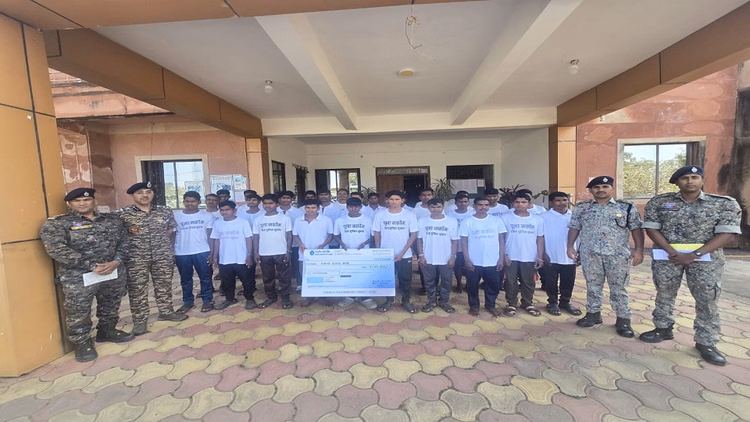 नक्सलवाद गिन रहा अपनी अंतिम सांसें:सरकारी नीतियों से प्रभावित या मरने का खौफ? 29 माओवादियों ने डाले हथियार - Naxalism Is Breathing Its Last Affected By Government Policies Or Fearing Death 29 Maoists Surrender